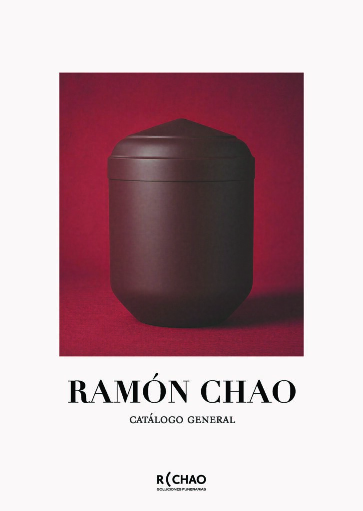 Portada del nuevo catálogo general de Ramón Chao: urna oscura sobre fondo rojo intenso con la marca R Chao