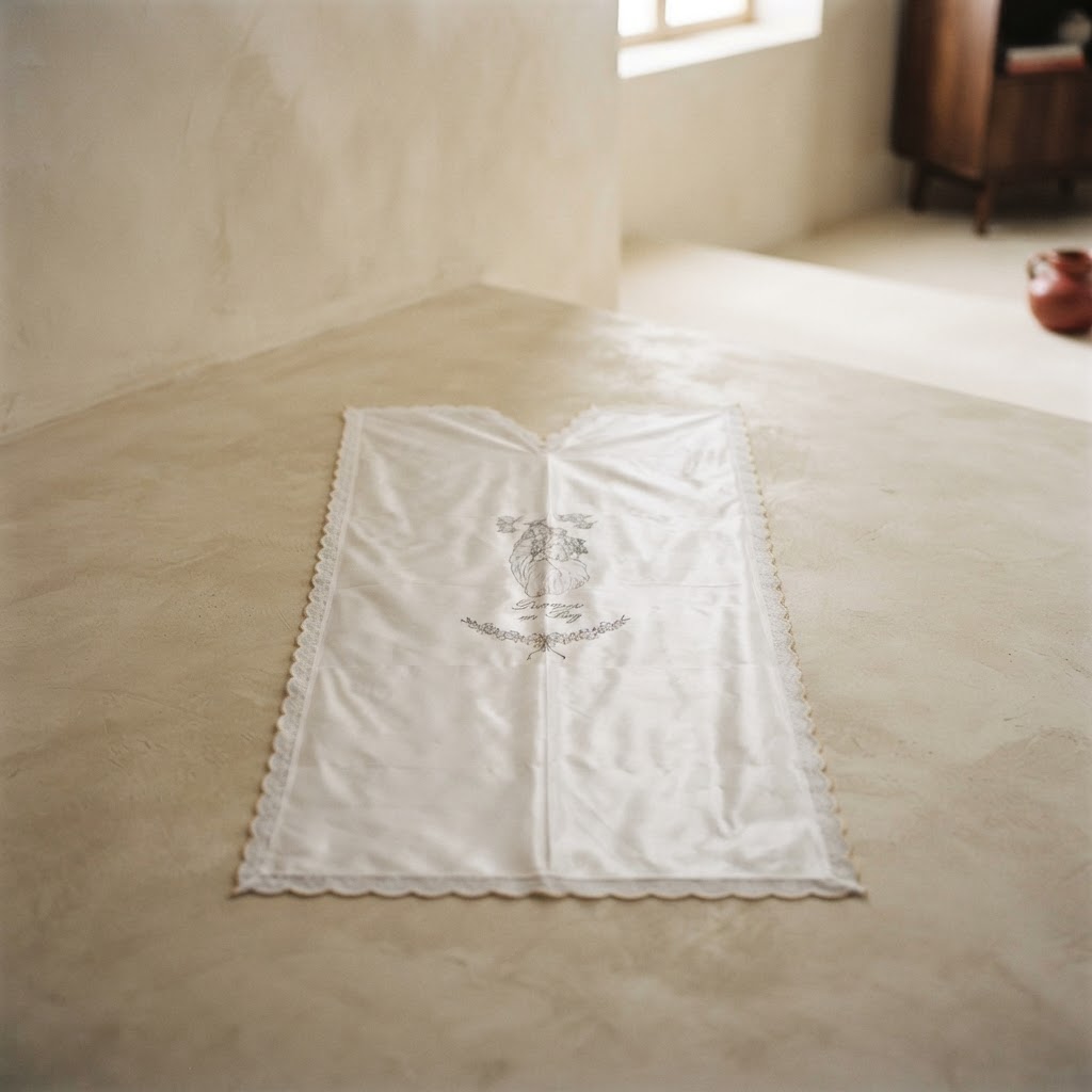 SAB.SATEN 7050-SANTORAL BLANCA# VIRG. CARMEN — Vestimenta de cadáveres · Sábanas y pañuelos · Ref. 3471001 | Ramón Chao